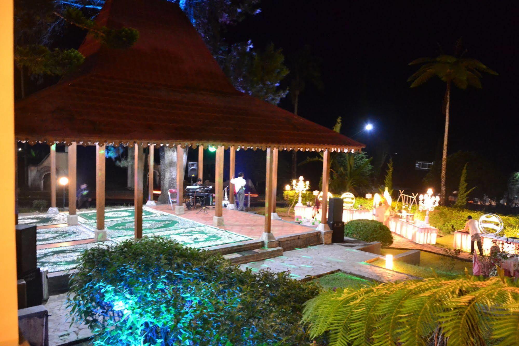 Hotel Indah Palace Tawangmangu Εξωτερικό φωτογραφία