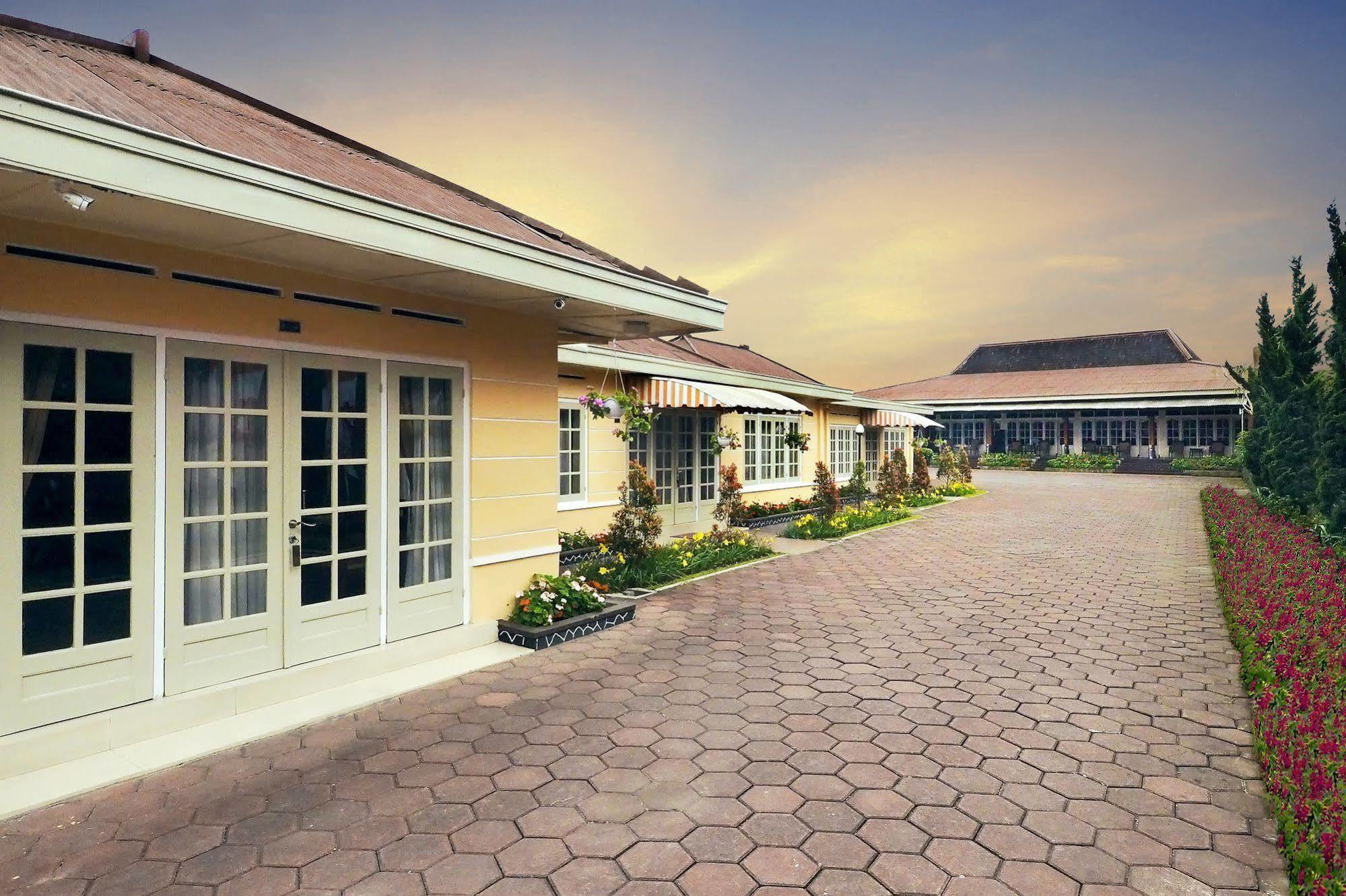 Hotel Indah Palace Tawangmangu Εξωτερικό φωτογραφία