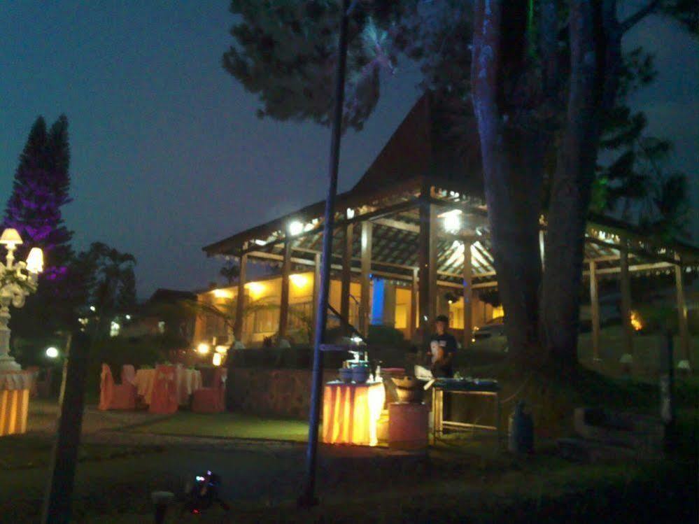 Hotel Indah Palace Tawangmangu Εξωτερικό φωτογραφία